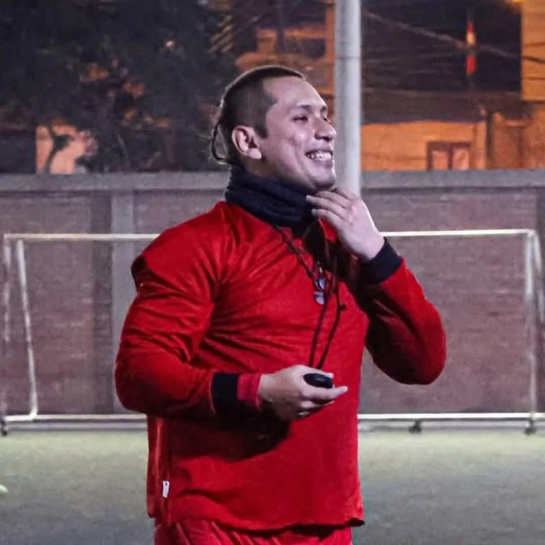 César Díaz entrenando en el campo
