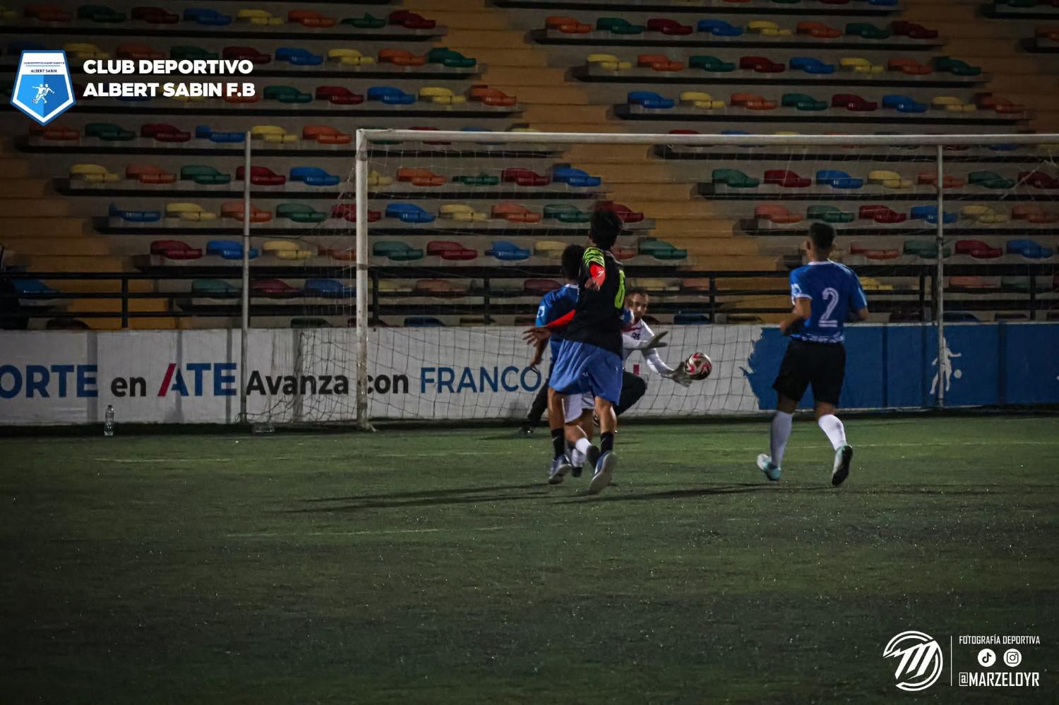 Atajada en partido nocturno del Club Albert Sabin