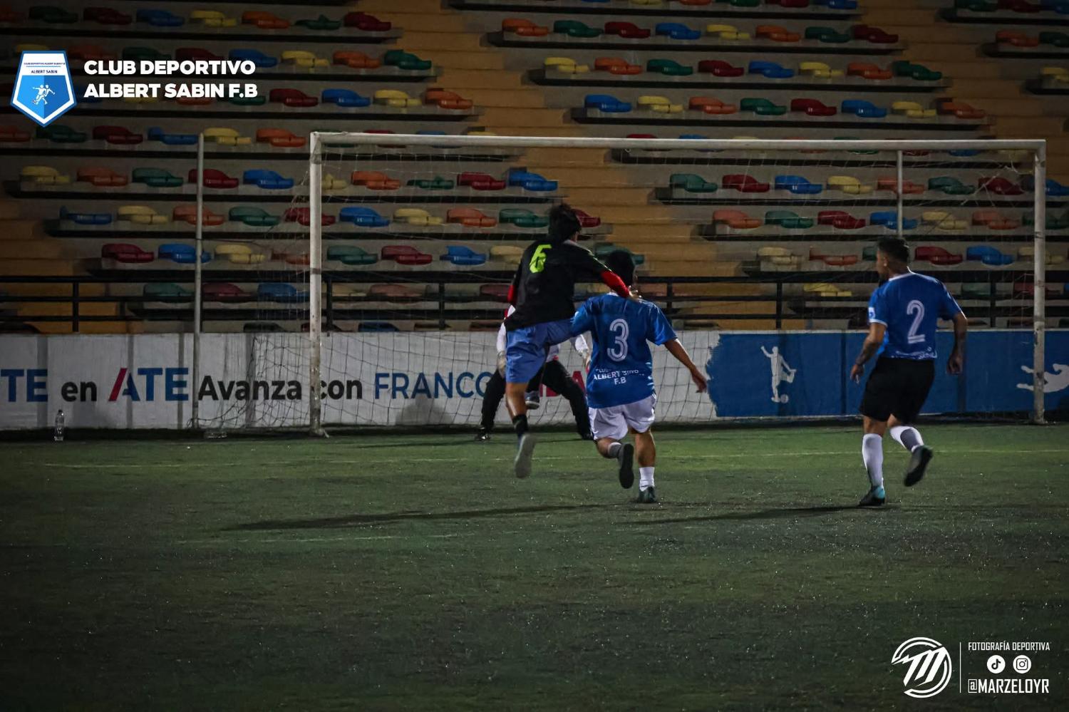Jugada de área en partido del Club Albert Sabin